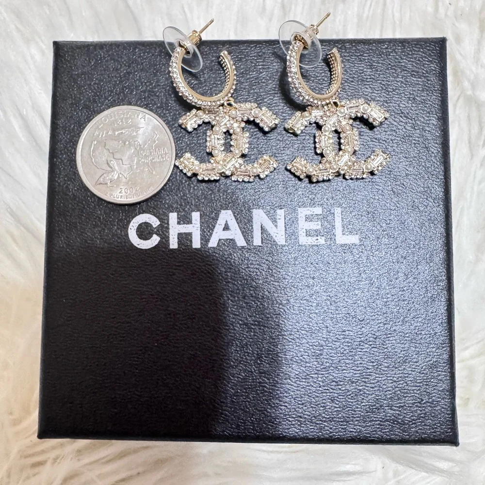 CHANEL DROP LOGO SPARKLING PEARLS EARRINGS - Picture 4 of 8